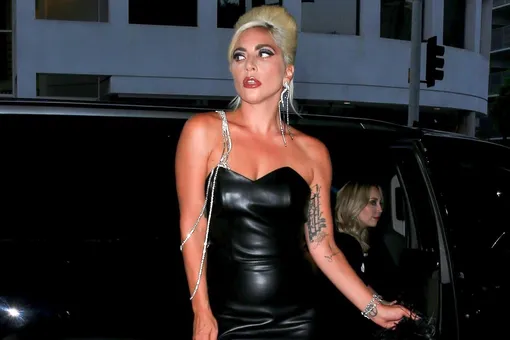 Леди Гага в кожаном платье и на ультравысоких каблуках приехала на вечеринку