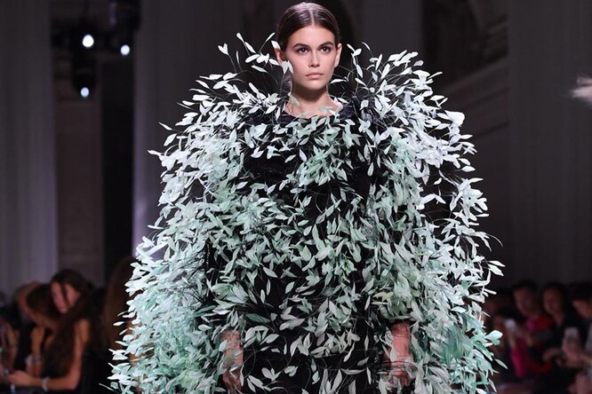 Кайя Гербер в платье с перьями стала звездой кутюрного показа Givenchy