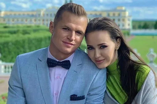 Беременная Анастасия Костенко в мини-платье страстно обнималась с мужем