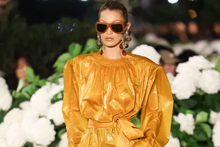 Яркое начало Недели моды в Париже: Белла Хадид стала звездой показа Saint Laurent Яркое начало Недели моды в Париже: Белла Хадид стала звездой показа Saint Laurent