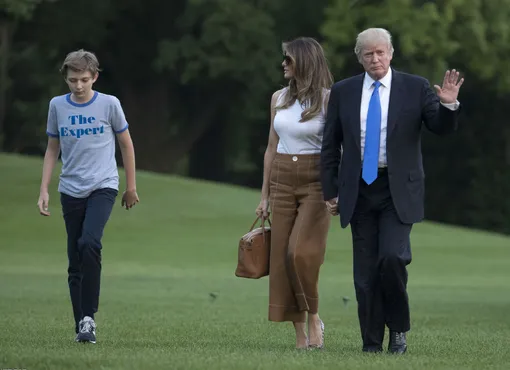 Дональд и Мелания Трамп с сыном Бэрроном во время переезда в Белый дом