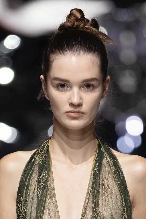 Genny, весна-лето 2026 Модная и практичная прическа на новый год