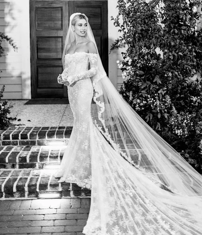 Хейли Бибер в свадебном платье Off-White в 2019 году