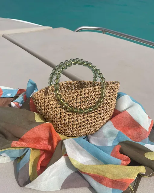 Плетеные сумки с акцентными элементами – один из главных трендов сезона