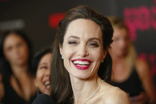 Британский ювелир выпустил колье в честь Анджелины Джоли с огромным сапфиром