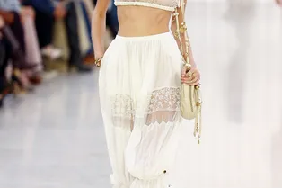 Что такое брюки Аладдина, и почему они — главный тренд лета-2025 Что такое брюки Аладдина, и почему они — главный тренд лета-2025