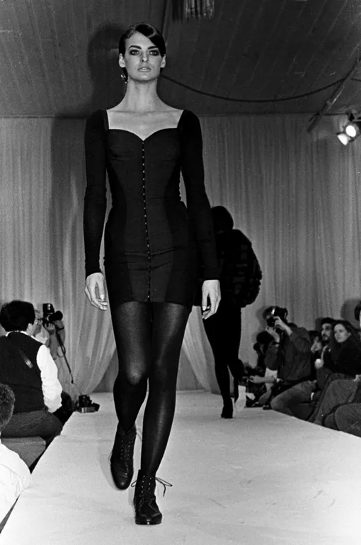 Линда Евангелиста на показе Dolce & Gabbana в 1990 году