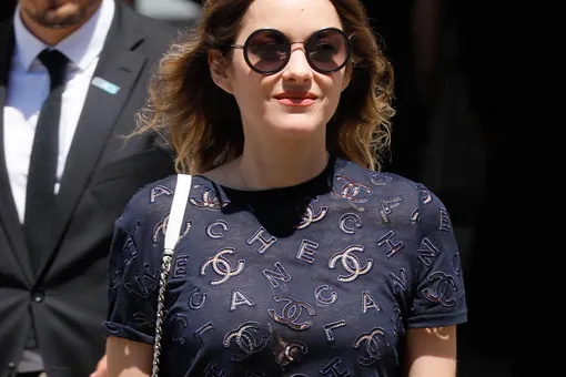 Алая кожа и цепи: Марион Котийяр в total look Chanel на Неделе моды в Париже Алая кожа и цепи: Марион Котийяр в total look Chanel на Неделе моды в Париже