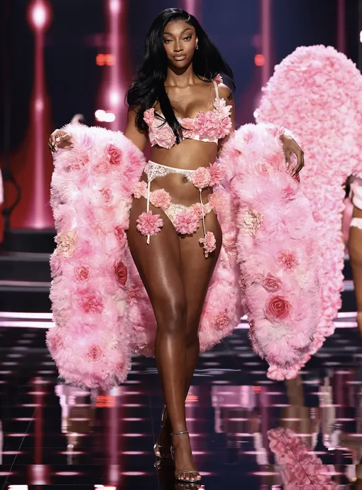Энджел Риз на показе Victoria’s Secret Энджел Риз на показе Victoria’s Secret