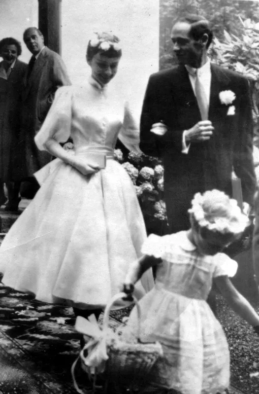 Знаменитость Одри Хепберн в свадебном платье и Мел Феррер