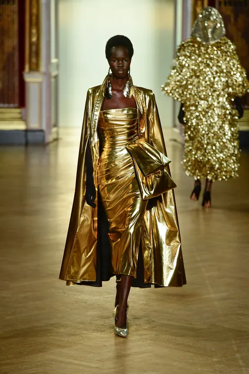 Золотое платье — самое модное для Нового года 2024