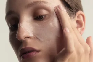 Как восстановить кожный барьер в холодный сезон и поддерживать его — рассказывают эксперты