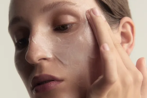 Как восстановить кожный барьер в холодный сезон и поддерживать его — рассказывают эксперты