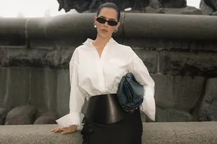 4 нетипичных образа с обычной рубашкой, которые можно надеть даже на новогоднюю вечеринку