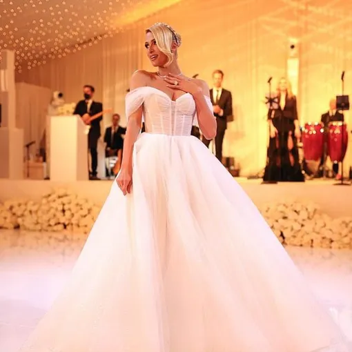 Пэрис Хилтон в свадебном платье в 2021 году