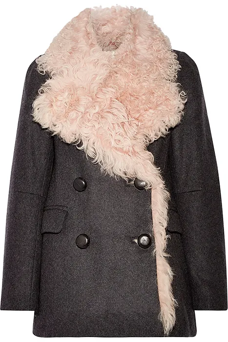 Двубортное шерстяное пальто с нежно-розовым меховом ягненка внутри, Isabel Marant, примерно 160 713 руб. (на сайте Net-a-porter)