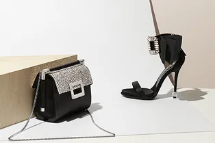 Легендарная пряжка и интересные новинки: ключевые туфли и сумки Roger Vivier