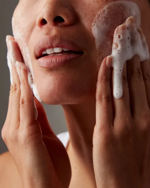 Как правильно очищать кожу от макияжа