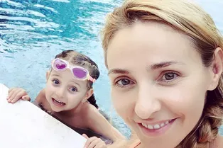 Шестилетняя дочь Татьяны Навки поразила шпагатом на льду — фанаты видят в ней олимпийскую чемпионку