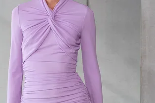 Что надеть вместо базового вязаного платья: модели из джерси — вот главный хит сезона