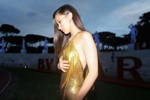 Эталонная красота: Белла Хадид в золотом платье Versace
