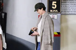 Джинсы + свитер: Шарлиз Терон демонстрирует, как носить это сочетание стильно Джинсы + свитер: Шарлиз Терон демонстрирует, как носить это сочетание стильно