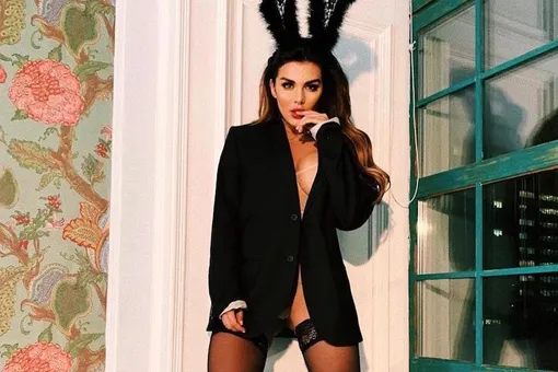 Анна Седокова в образе кролика Playboy подчеркнула декольте и длинные ноги