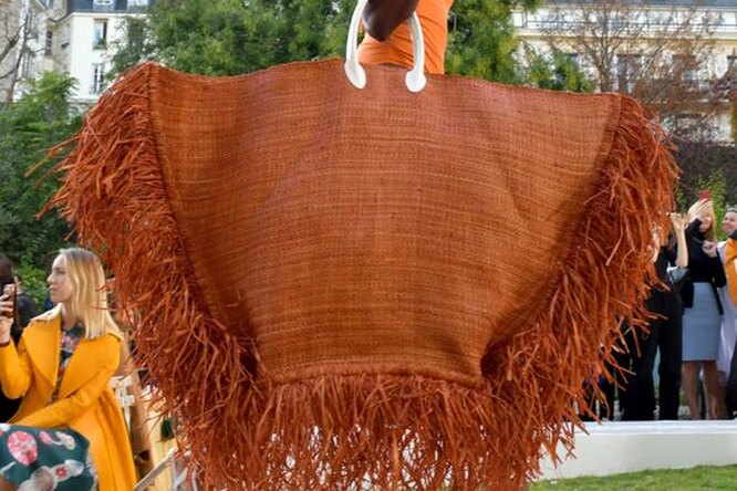 Маслом на рафии: пляжные сумки, которые напоминают произведение искусства