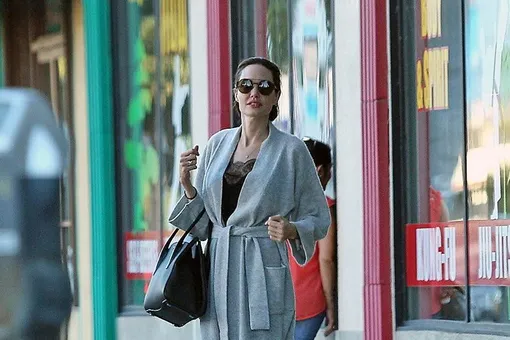 Комфорт и утонченность: носим удлиненный кардиган как Анджелина Джоли