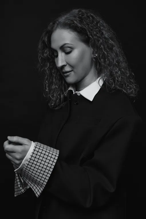 Блуза из полиэстера, брюки и жакет из вискозы, полиэстера, триацетата и лайкры, все — 7Dots; замшевые туфли, Geox