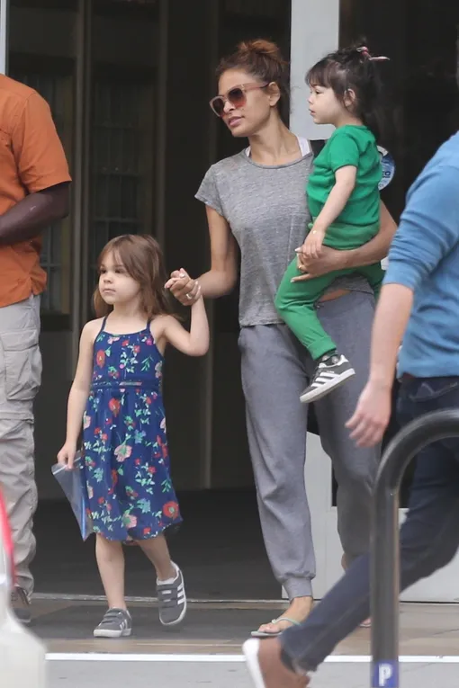 Ева Мендес с дочерьми Ева Мендес с дочерьми