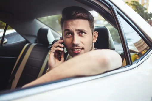 мужчина с телефоном в автомобиле