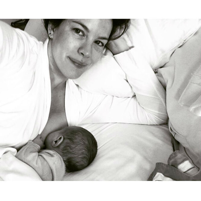 Лив Тайлер с новорожденной дочкой