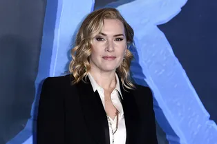 Как носить кожаные брюки после 45+ и не выглядеть вульгарно — учимся у Кейт Уинслет