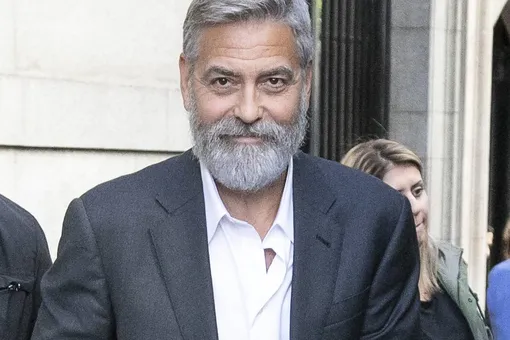 Комичный вид бородатого Джорджа Клуни на осле рассмешил испанцев