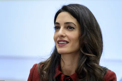 Вернулась к работе: Амаль Клуни появилась на публике в необычном кожаном тренче