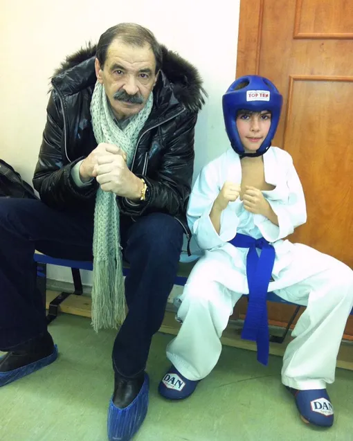 Илья Олейников с внуком Тимофеем