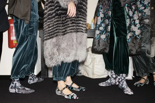 Обувь с принтом снова в тренде — Giorgio Armani показали, как носить противоречивые пары