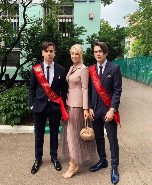 Яна Рудковская с сыновьями Андреем и Николаем