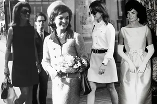 почему спустя 60 лет образы Жаклин кеннеди остаются на пике актуальности? разбираем модные формулы знаменитой иконы стиля
