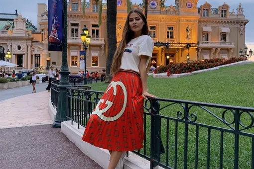 Виктория Боня в красной юбке Gucci отдохнула в Монако