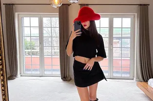 Звезда сериала «Постучись в мою дверь» показала, как носить самую модную шапку этого сезона