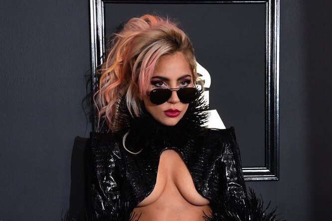 Леди Гага в винтажной куртке Versace и ботильонах на танкетке на свидании