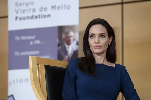 Восковая кукла: Фанаты разочарованы застывшим от ботокса лицом Анджелины Джоли