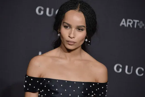 Зои Кравиц показала роскошное помолвочное кольцо