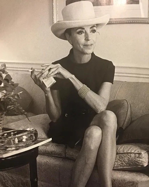 Глория Гиннес в шляпе Balenciaga