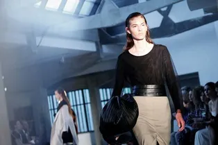 Тотал-луки и гигантские сумки: 6 элегантных трендов 2019 года с показа Max Mara Тотал-луки и гигантские сумки: 6 элегантных трендов 2019 года с показа Max Mara