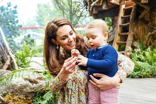 Кейт Миддлтон поиграла с детьми в ботаническом саду