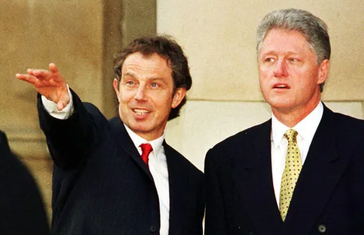 Билл Клинтон (справа) с британским премьер-министром