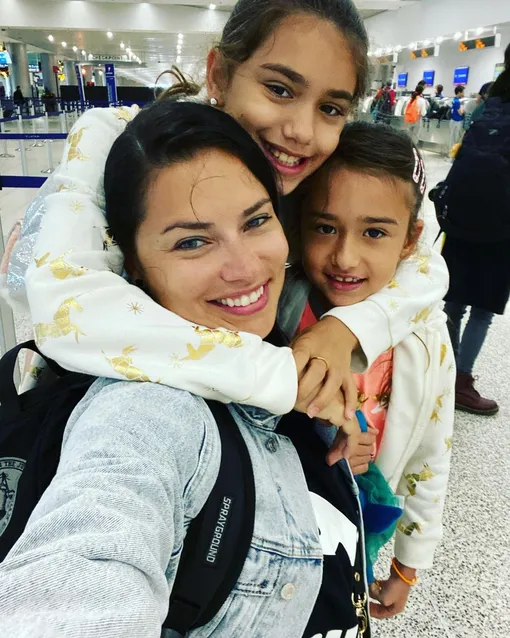 Адрианна Лима с дочками